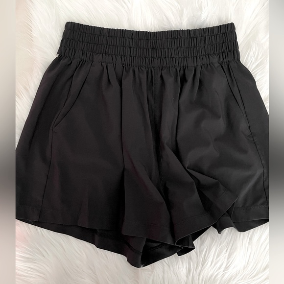 Vuori Pants - Vuori Villa Short in Black